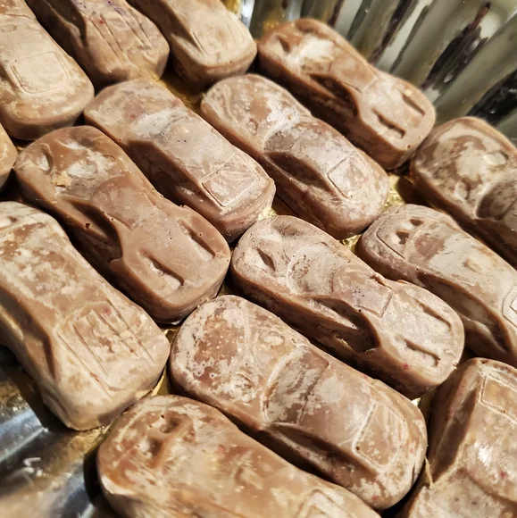 ☕️ 12 Car Shaped Wax Melts ~ Coffee Shop Scent ~ Homemade Soy Wax Melts - Picture 8 of 12